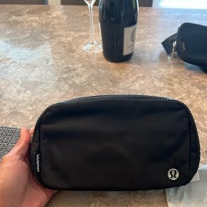 lululemon everywhere belt bag in black